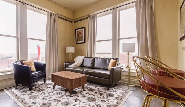 Top Floor 2 Bedroom Loft Overlooking Downtown!