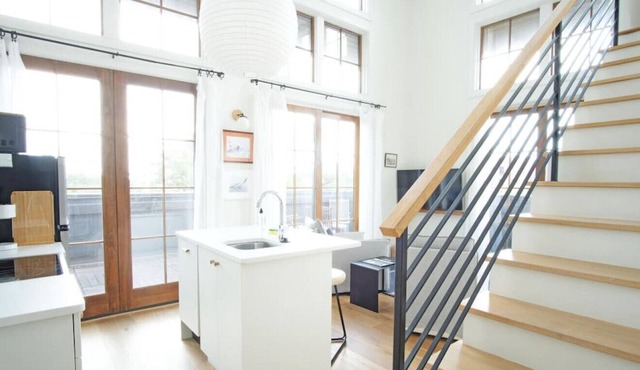 Top-Floor 2 BR in the Heart of Downtown Savannah