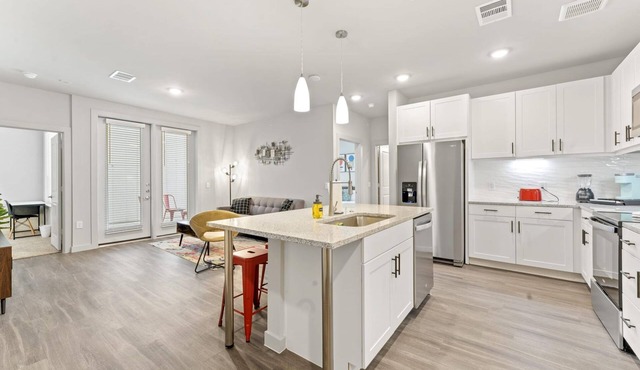Top Floor 2BR King Beds Suite 8 Min to Downtown