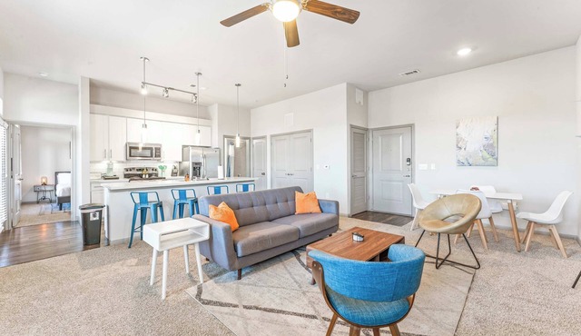 Top Floor 2BR King Beds Suite, 8 Min to Downtown