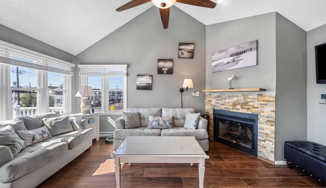 Top-Floor 3BR Ocean City w/Porch + Parking