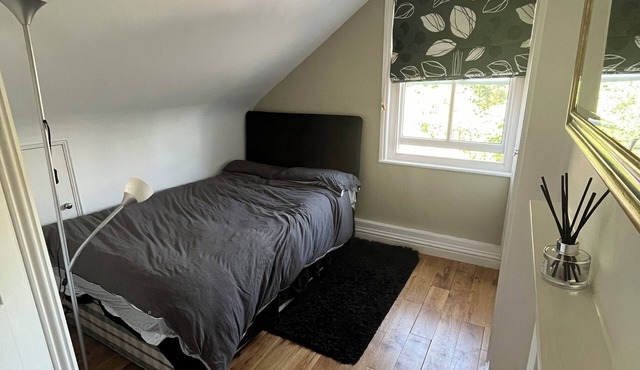 Top floor apartment near station