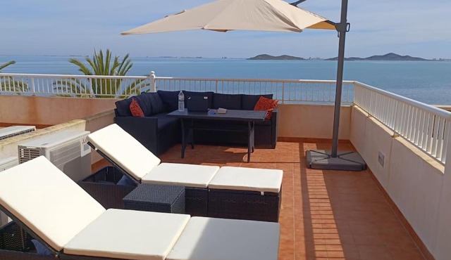 Top Floor Apartment Beachhouse, Beautiful sea view, on the beach!