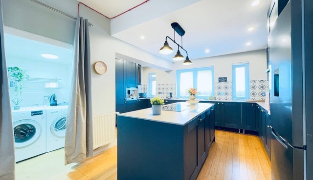 Top Floor Apartment with Castle Views