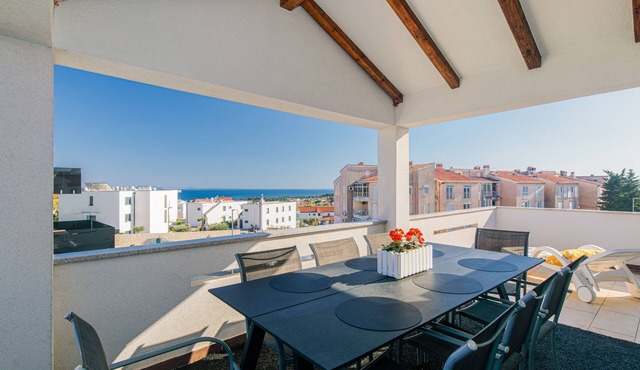 Top floor Apartment LiJan °4 with Heated Pool & sea view