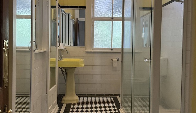 Top floor apartment with fantastic river views close to city and airport