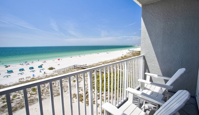 Top Floor Beachfront Couples Getaway: Beach, Pool, Tiki Bar, BBQ & $400.00 Free Fun Activities Daily