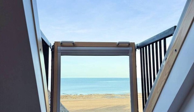 Top Floor Beachside Apartment