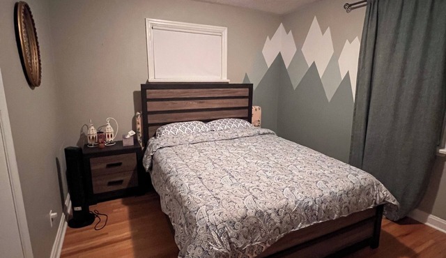 Top Floor Bungalow Close to Downtown