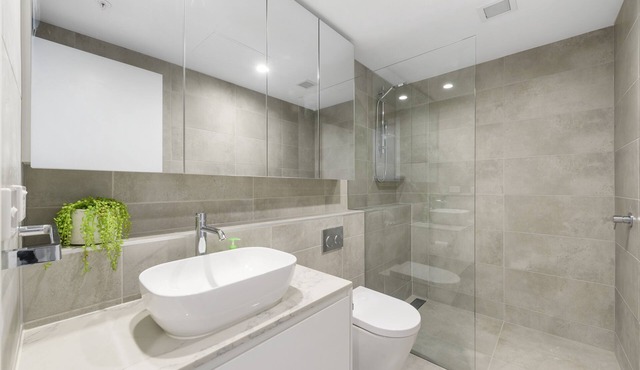 Top Floor Centrally Located Full Size 2 Bed 2 Bath Family Apartment