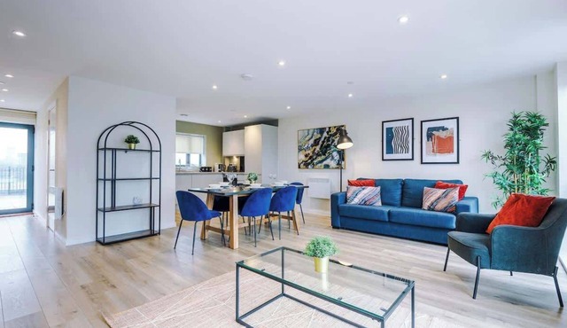 Top-Floor City View | Elegant 2BR + Free Parking