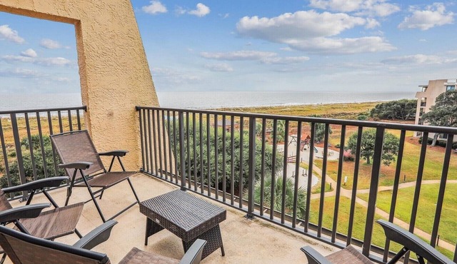 Top Floor Condo. Beautiful Ocean Views. Great Mid-Island Location