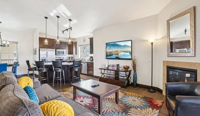 Top Floor Condo! 3BD/2BA Park city ski condo - Sleeps 7