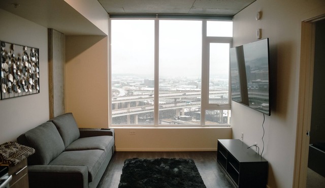 Top Floor Condo W/Beautiful View Overlooking the city