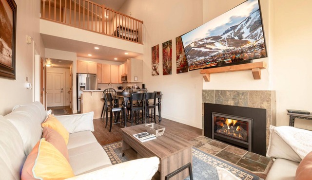Top-Floor Condo w/Mountain Views, Loft, Heated Garage – Sleeps 5