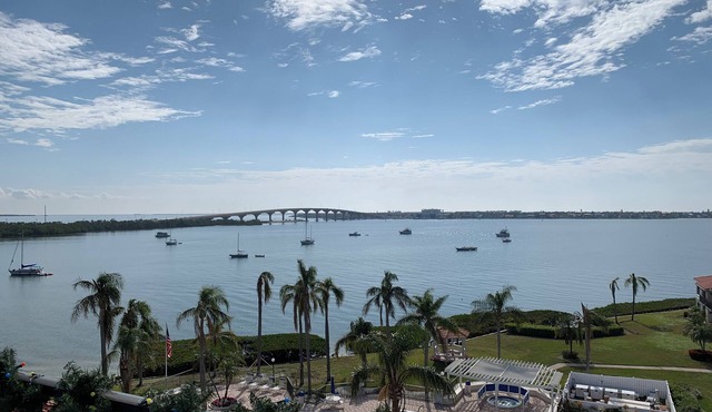 Top Floor Condo with beautiful bay views!