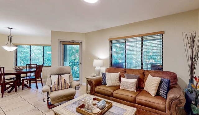 Top-floor Condo with on-site pool, hot tub, grills, gym, & private balcony