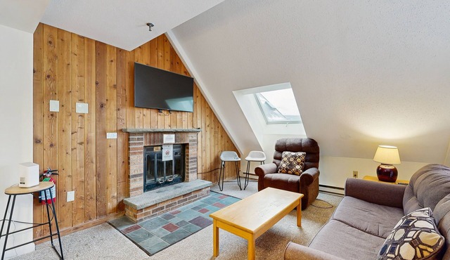 Top-Floor Condo w/view of Killington ski slopes, shared pool, hot tub, sauna