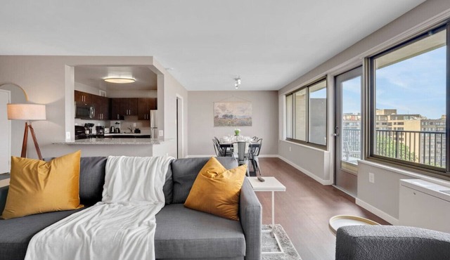 TOP FLOOR CORNER SUITE! 2BR/2BA! Parking, Balcony, Pool,Walk to Metro, 1200sqft!