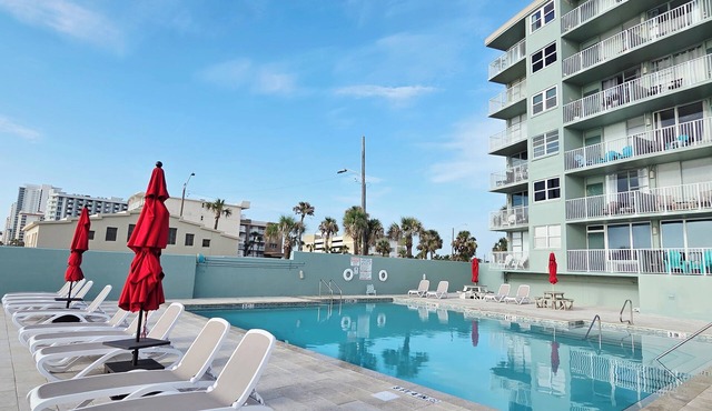 Top Floor Cozy Studio with Oceanview & Kitchenette