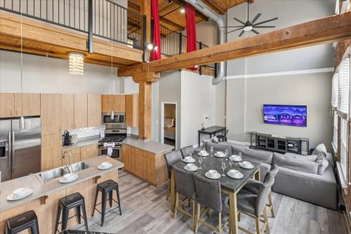 Top Floor Double Loft - 8BR - 4 000 Sq Ft - 20ft Ceilings