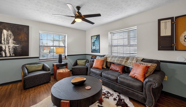 Top floor Downtown Loft-Walk to Downtown Morristown, Pool table, Ping Pong & Bar