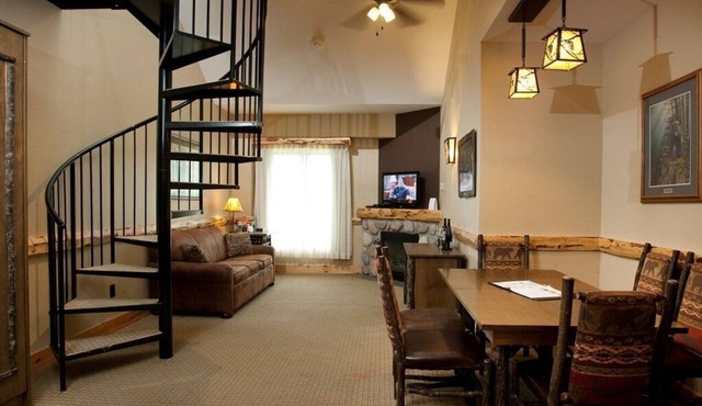 Top Floor Eagle's Nest Suite + Loft & Fireplace
