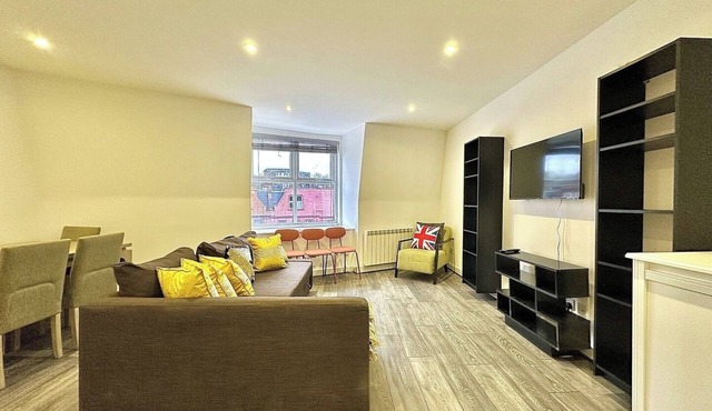 Top-floor Flat next to Station