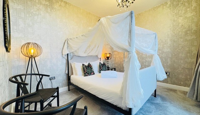 Top Floor Getaway With Cozy Canopy Bed