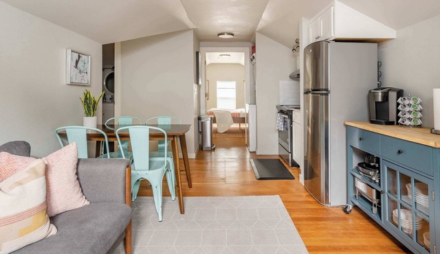 Top-Floor Hideout - Best Location - 2BR - 4 Guests