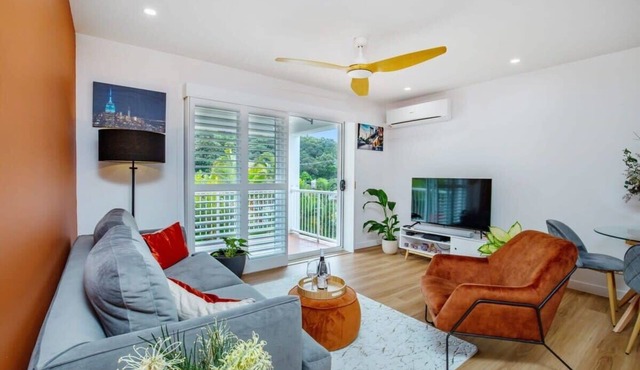 Top Floor in Burleigh: Pool Parking Walk To Beach