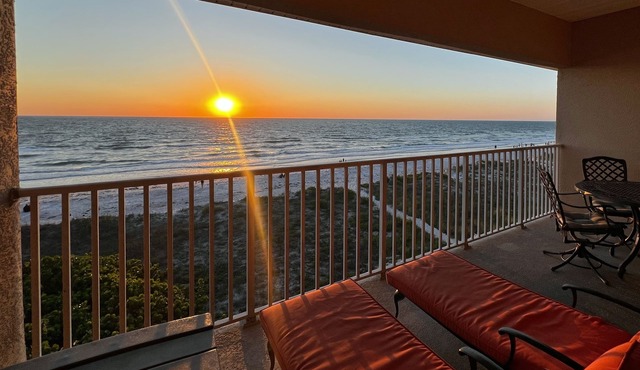 Top Floor IRB Beachfront Heaven At Oceanside! Walkable to Best of IRB!