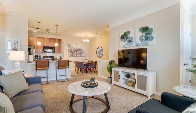 Top Floor King | Great Area | Free Parking | W/D!