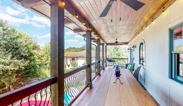 Top-floor Lake Oconee condo with fairway-view balcony, full kitchen