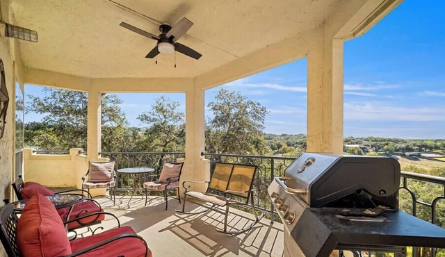 Top Floor - Largest Size 1 Bedroom - 1.5 Bath Villa (Sleeps 4)