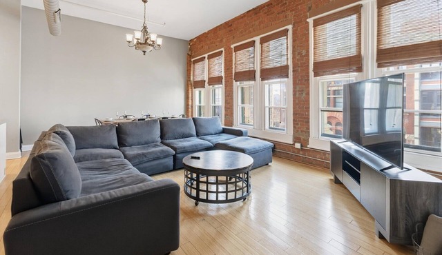 Top Floor Loft! 4 Bedrooms and 2,000 sq ft