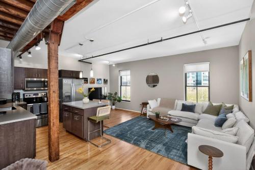 Top-Floor Loft , Downtown Views, Free Parking