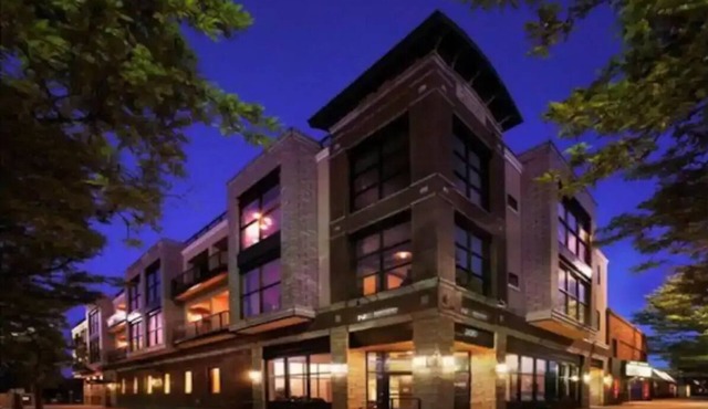 Top Floor Loft in Old Town - Updated and Modern