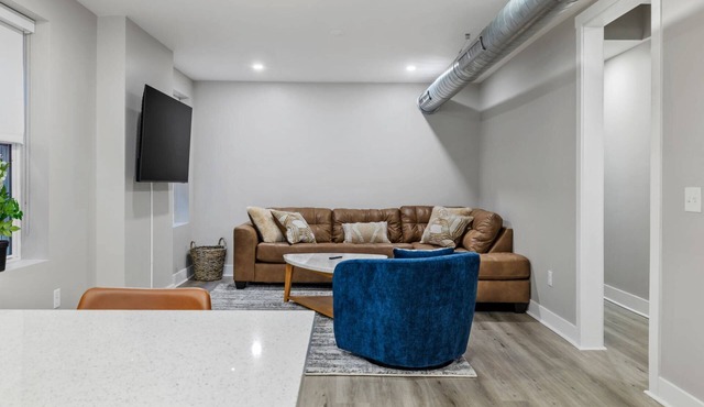 Top-Floor Loft Style Apt Near Downtown PGH | Queen Hotel Bed | Full Kitchen | Modern Comfort