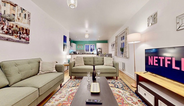 Top Floor Luxury Apartment, Private Parking and 18 mins to Londonn