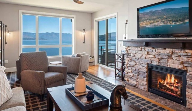 Top Floor Luxury Waterfront: Pool, Hot Tub, EV