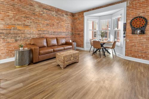 Top Floor - Mass Ave in Heart of Indy with Balcony