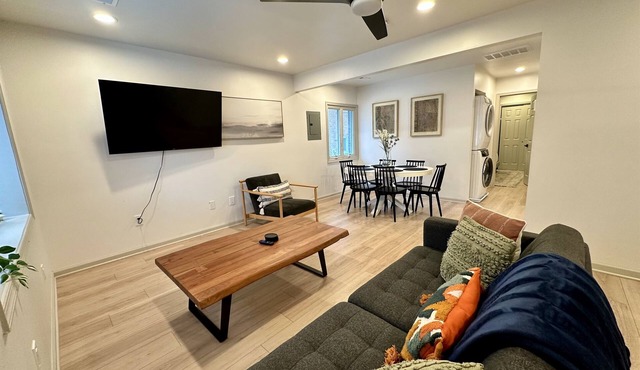Top Floor Modern 2-Bed w/King Bed Free Parking