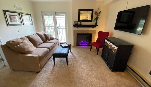 Top Floor, Mtn-View Condo, Cheerful & Tastefully Remodeled, Outdoor Pool