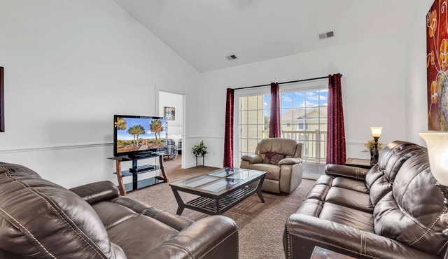 Top-Floor Myrtlewood Condo 2BR 4 Beds 2 full Baths with Elevator