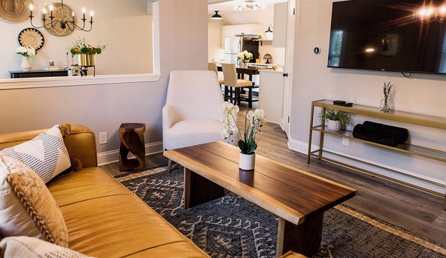 Top floor of 2 flat! Newly remodeled 2 bed, 1.5 bath unit