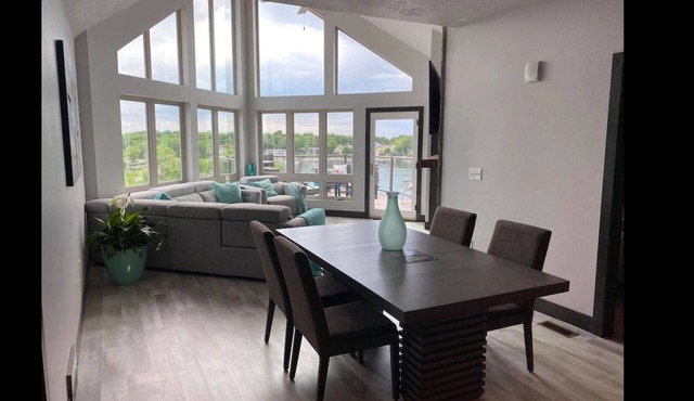 Top Floor Okoboji Lakefront 4 Bdrm Bridges Bay Condo & Waterpark Passes