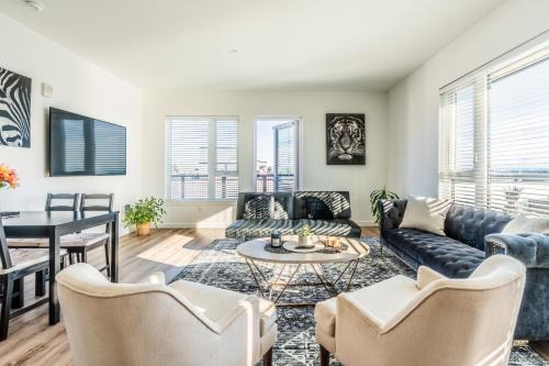 Top Floor, One of Seattle's Best Views, Huge Balcony, Parking, King Bed & Close to Lumen & T Mobile Park