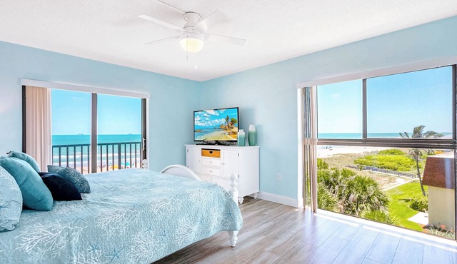 Top-Floor Penthouse Retreat with Panoramic Direct Beach Views