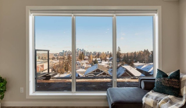 Top Floor - Pet Friendly Apartment w/Free Underground Parking